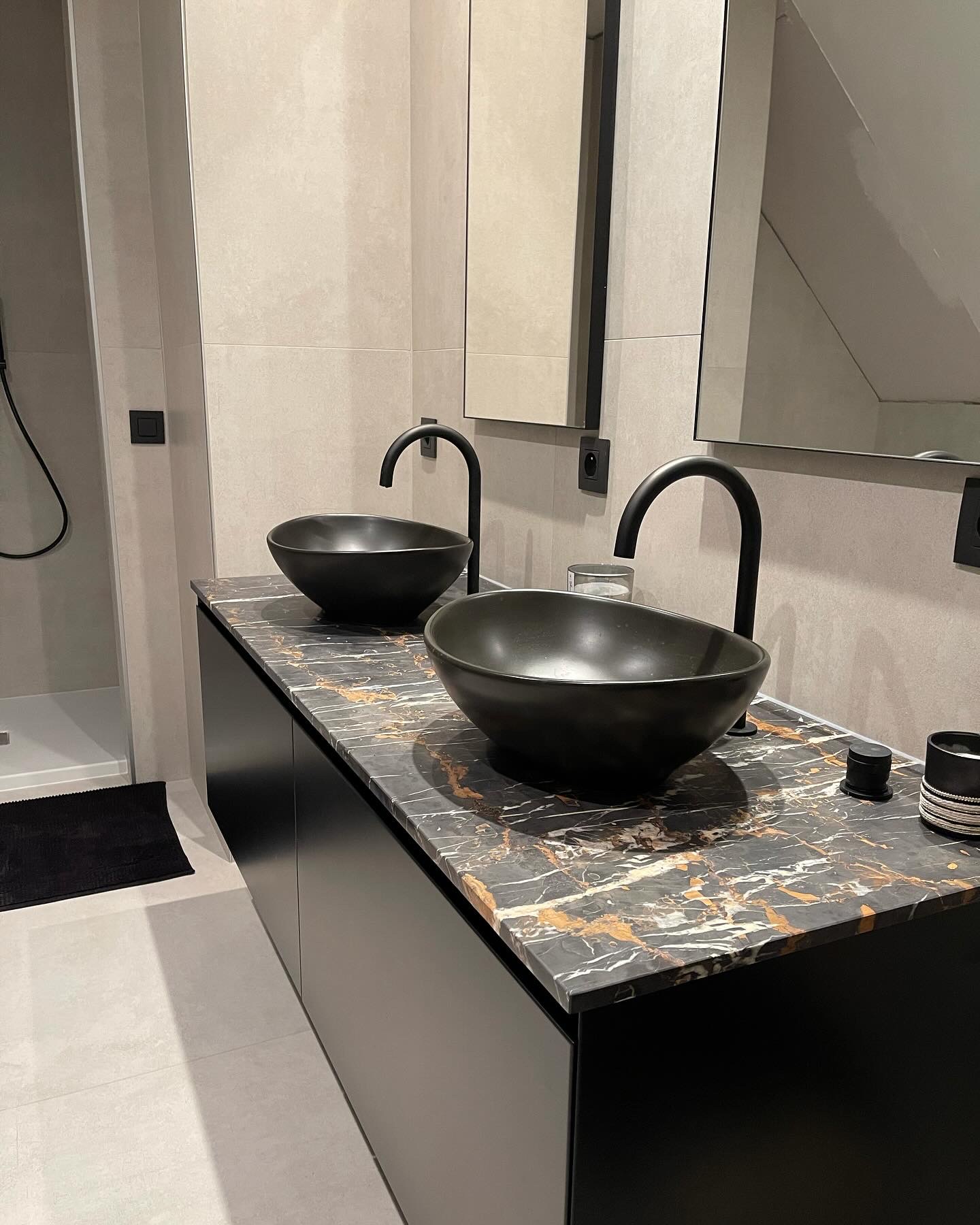 Salle de bain rénovée sur Sint-Pieters-Leeuw par une des équipes.  - Image 0