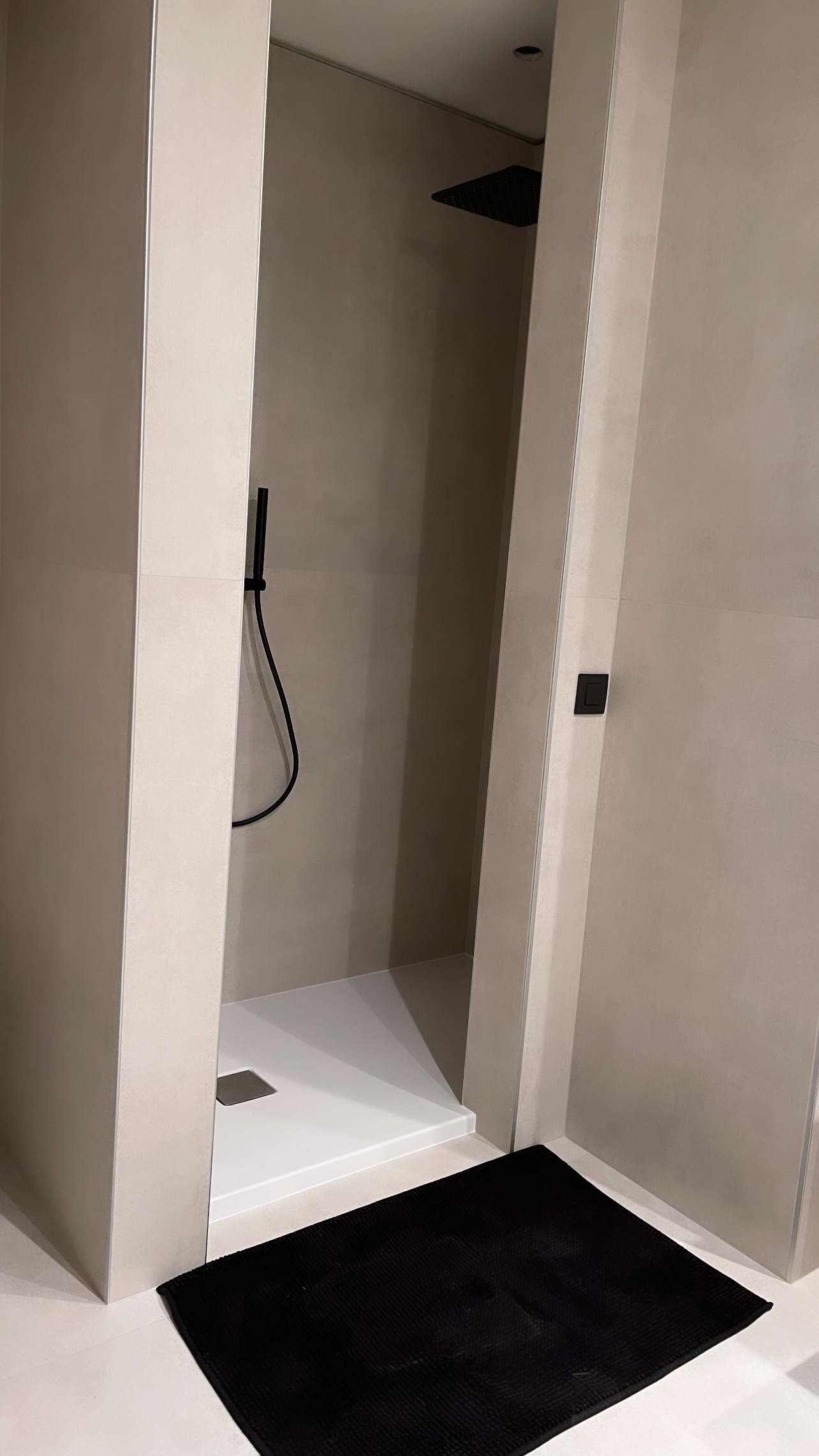 Salle de bain rénovée sur Sint-Pieters-Leeuw par une des équipes.  - Image 1